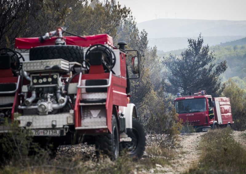 Požar u Lokvi Rogoznici kod Omiša stavljen pod nadzor