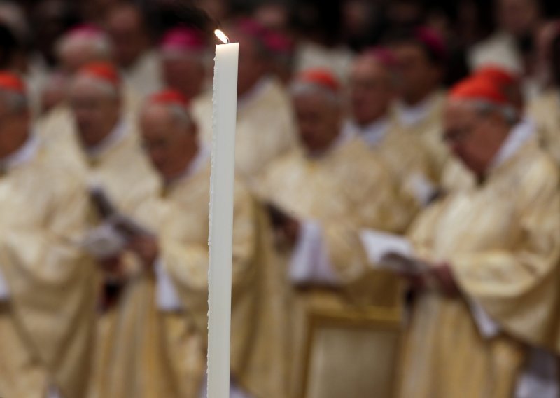 Pastva stala u obranu kažnjenog župnika: Oženjen je, pa što?