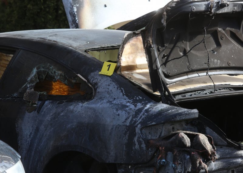 U Dubrovniku usred noći izgorjela dva automobila te nagorjela još tri vozila, moped i motocikl