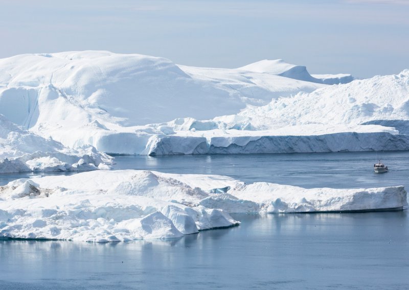 Zbog visokih temperatura odlomio se golem ledeni blok na Grenlandu, veći je od površine Pariza