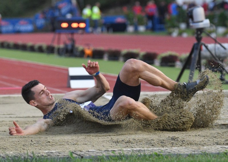 Marko Čeko kao Carl Lewis; hrvatski je prvak na 100 i 200 metara, a na Hanžeku je slavio u skoku u dalj