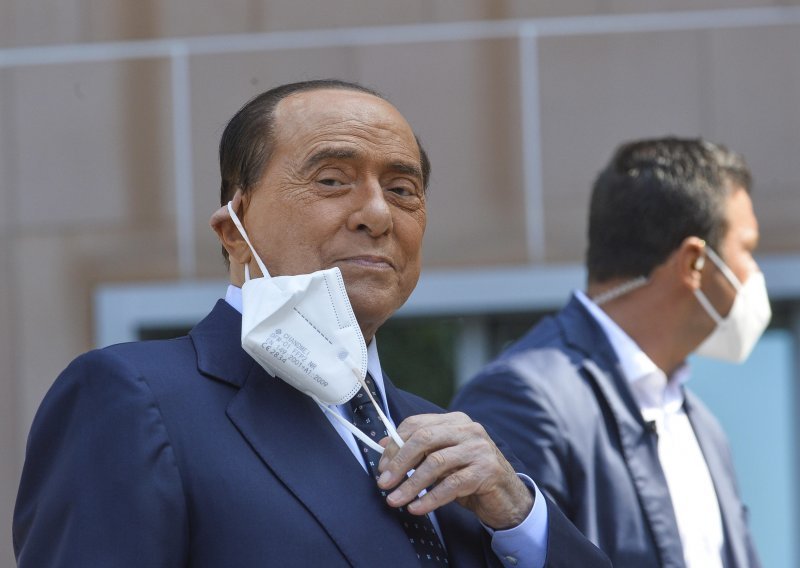 Berlusconi prebolio covid-19