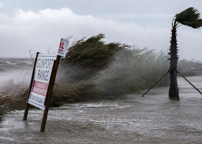 Uragan Sally pogodio alabamsku obalu Meksičkog zaljeva; vjetar puše i 165 kilometara na sad