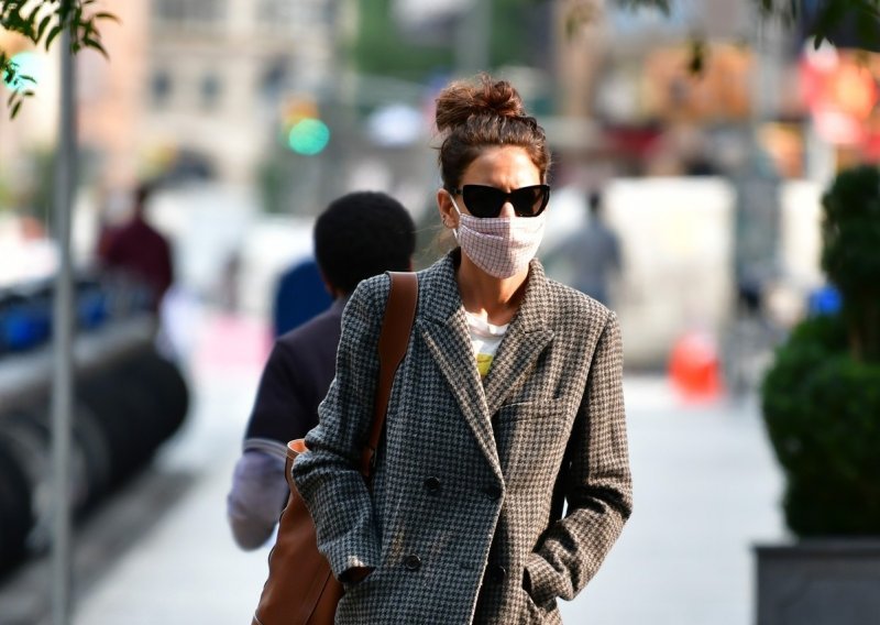 Katie Holmes zamotala se u kaput francuske dizajnerice za šetnju New Yorkom