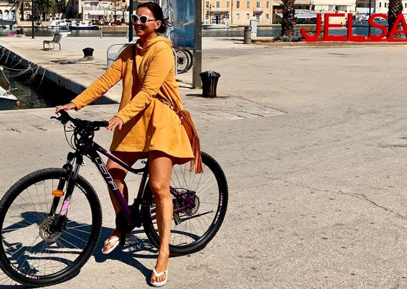 Kao s razglednice: Na biciklu u žutoj mini haljini Nina Badrić očarala svoje brojne obožavatelje