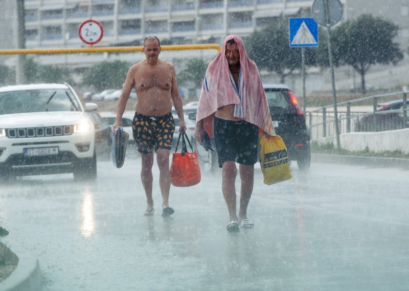 [VIDEO] Oblak povezan s mediteranskim uraganom pogodio Dalmaciju, Split potopila kiša, bujice u Zadvarju