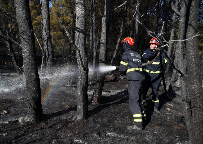 Lokaliziran požar kod Kaštela, izgorjelo šest hektara