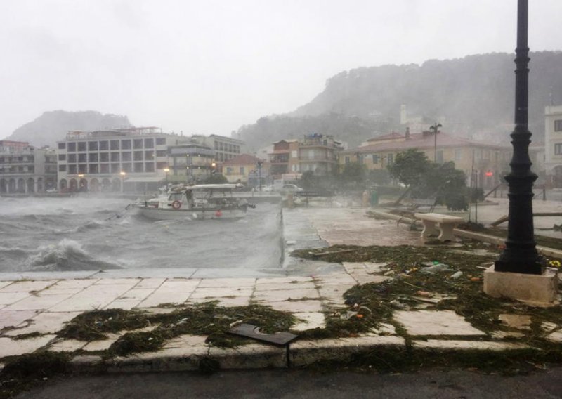 Rijetka oluja pogodila zapadnu Grčku, vatrogasci na intervencijama, više otoka ostalo bez struje