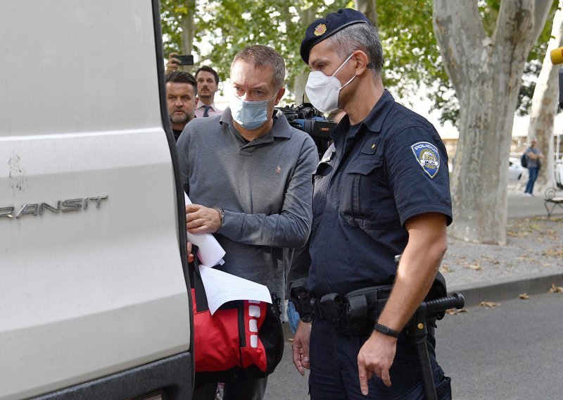 Šef Janafa bacio mobitele u Savu, policija ih je ipak pronašla