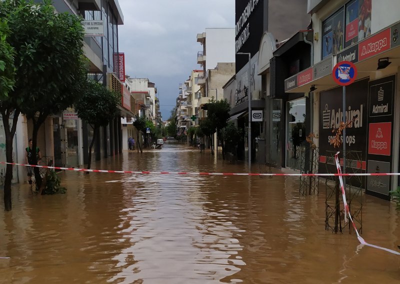 [FOTO/VIDEO] Grčkom protutnjao uragan Ianos: Grad Karditsa pretvoren u jezero, poginulo dvoje ljudi