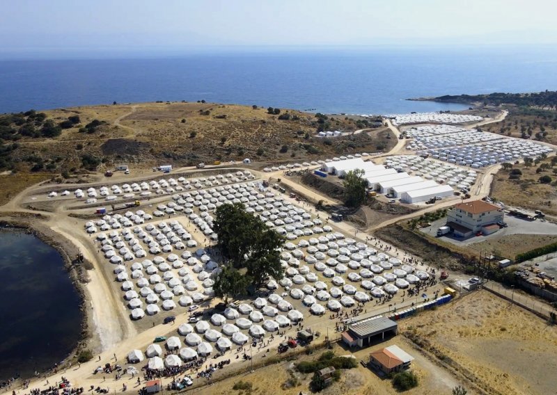 Većina potražitelja azila na Lezbosu smještena u novom privremenom logoru