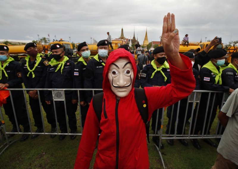 [FOTO] Oko 20 tisuća Tajlanđana prosvjedovalo protiv vlade i monarhije