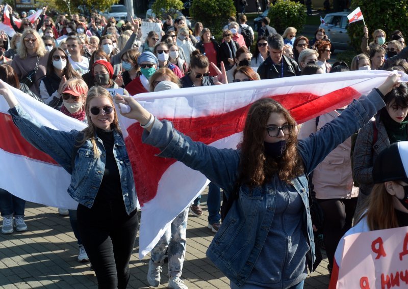 Bjeloruska policija ispalila hice upozorenja i počela privoditi prosvjednike