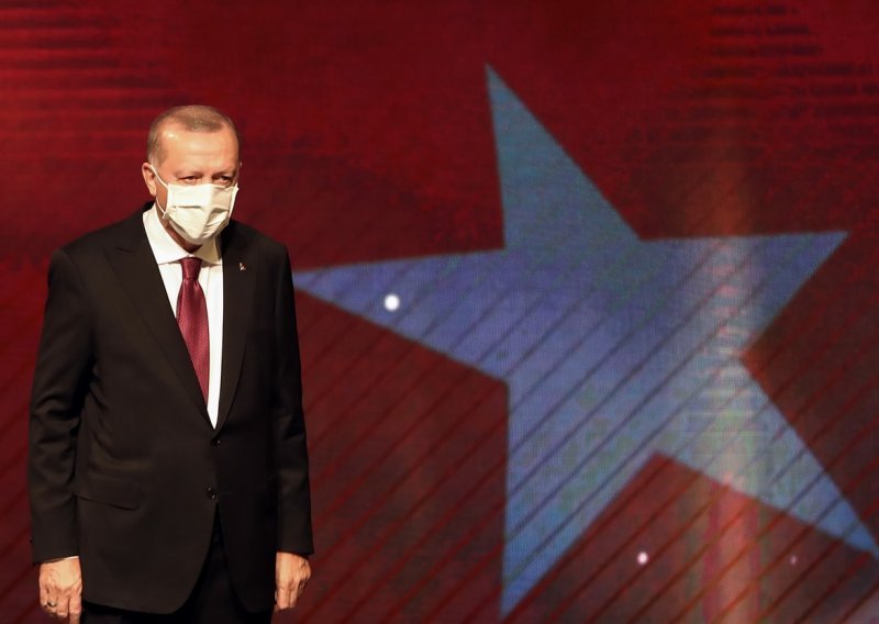 Broj slučajeva covida-19 u Turskoj prešao 300.000, liječnici kritiziraju vladu; Erdogan poručio: Udruga turskih medicinskih djelatnika opasna je koliko i koronavirus i širi prijetnje