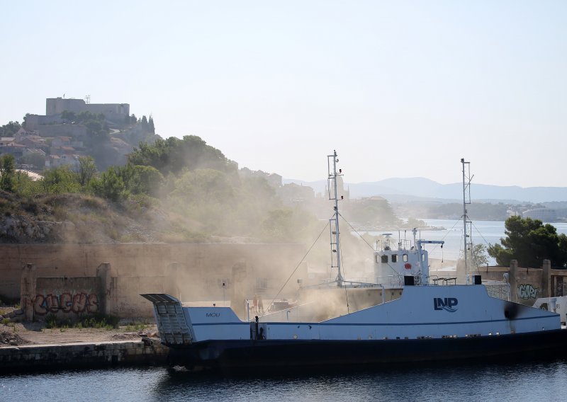 [FOTO/VIDEO] Požar na starom trajektu u šibenskom TEF-u: Gori u utrobi broda, vatrogasci ne mogu dugo biti unutra