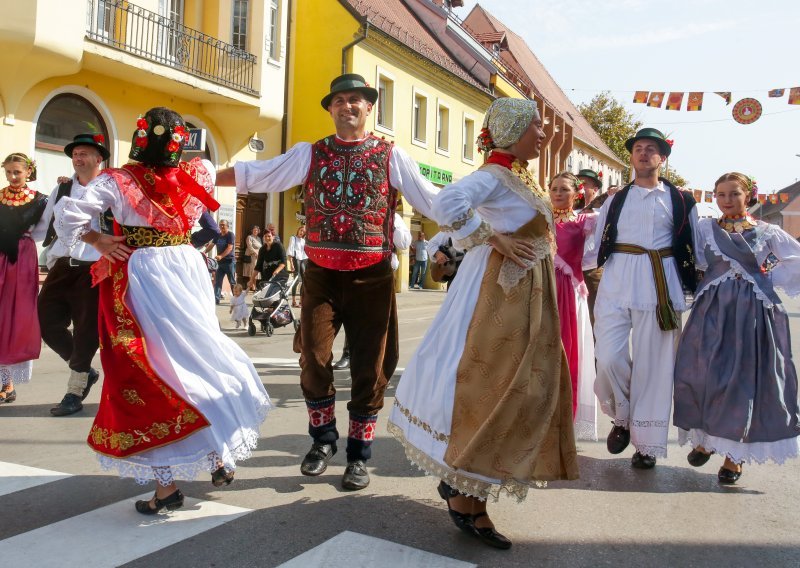 [FOTO] Svečanim mimohodom završile 55. vinkovačke jeseni