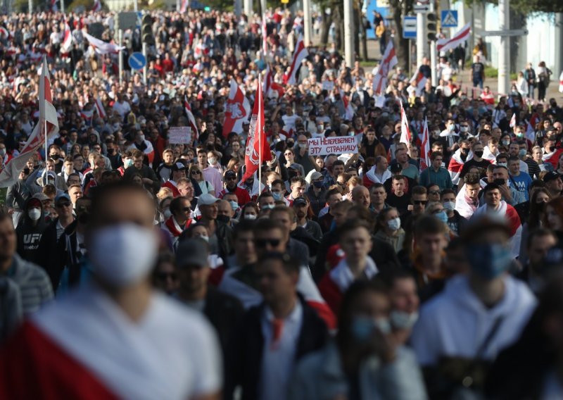 [FOTO/VIDEO] Deseci tisuća ljudi na ulicama Minska, privedeno ih desetak