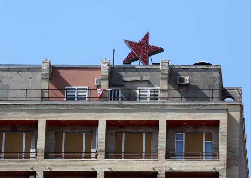 Crvena zvijezda petokraka koja je osvanula na neboderu izvela veći broj Riječana na prosvjed