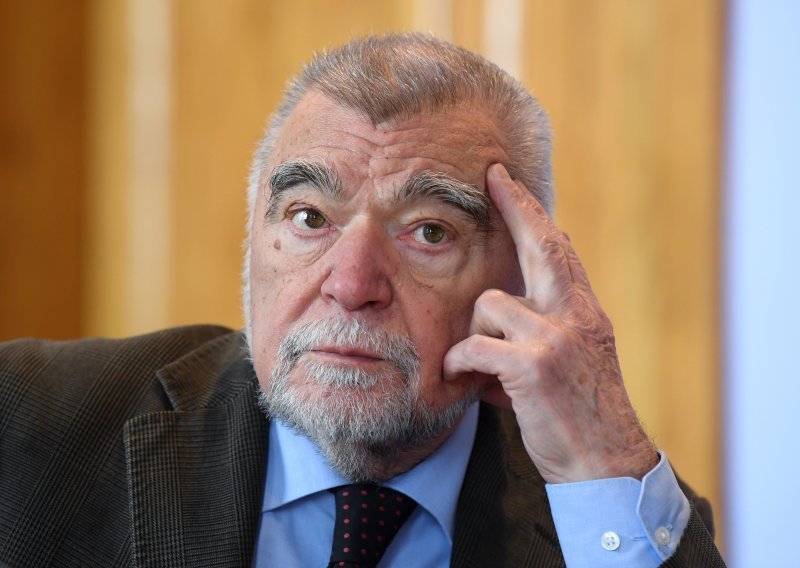 Mesić: 'U Klubu sam jeo jelenski gulaš i odojka. Kada sam bio, nije bilo hostesa i kartanja'