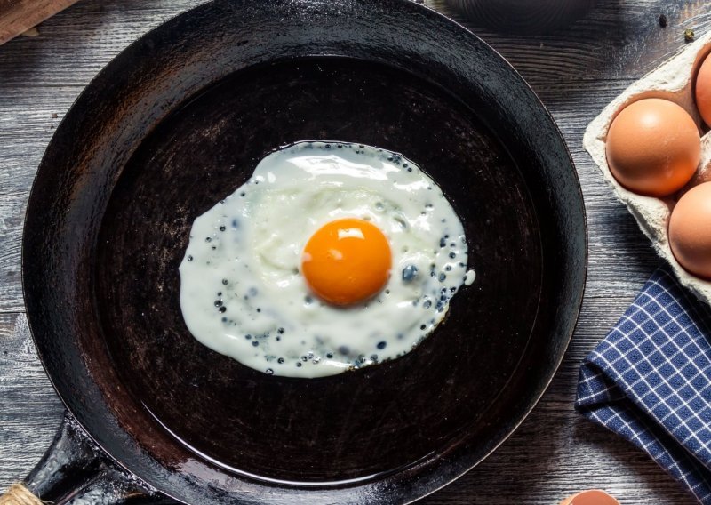 Uz ovaj genijalan trik s TikToka dobit ćete žumanjak mekan kao u jaju na oko, u savršeno pečenom bjelanjku