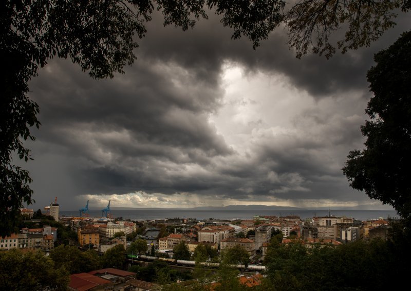 Stiže promjena vremena; obilna kiša i bujične poplave zapljusnut će obalu; mogle bi zalepršati i prve snježne pahulje