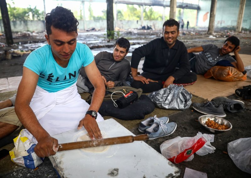 Policija u Bihaću zatvorila migrantski kamp, neki krenuli ka Hrvatskoj