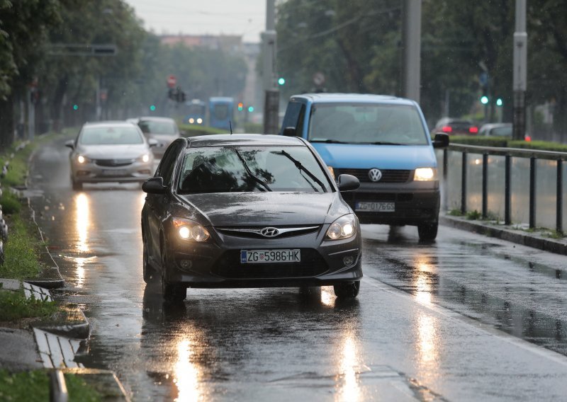 Stanje u prometu: Skliske ceste i mogući odroni