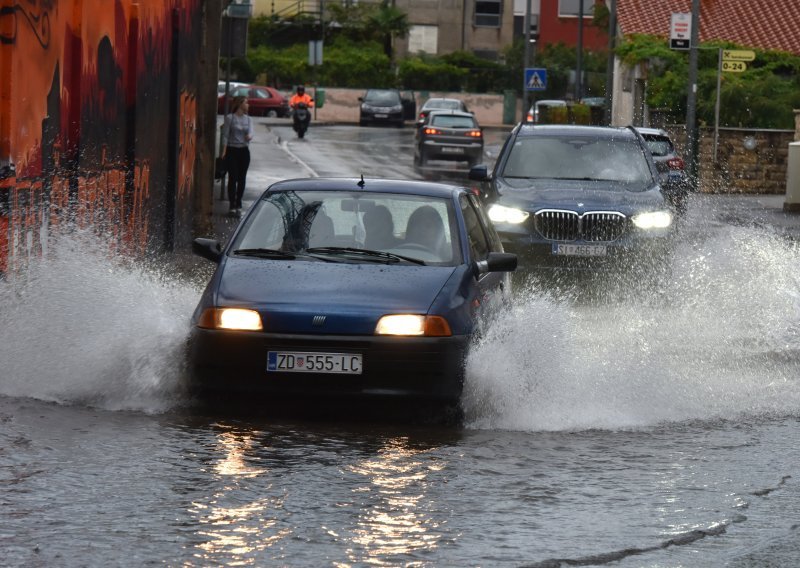 [FOTO/VIDEO] Kiša i olujno jugo potopili Dalmaciju: Ulicama Šibenika auti se probijaju kroz bujice, pogledajte snimke