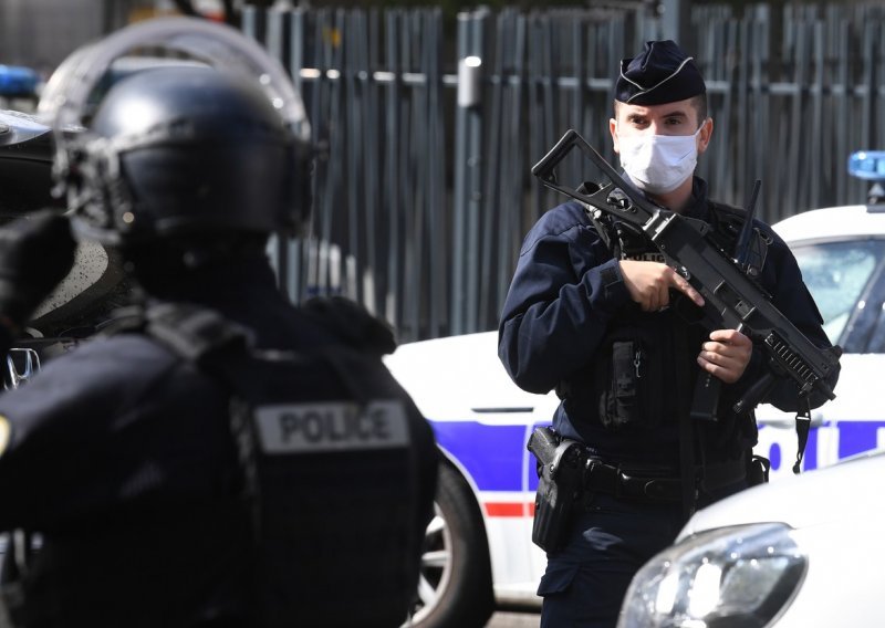 Borbeni avion nad Parizom probio zvučni zid; građani masovno zvali policiju