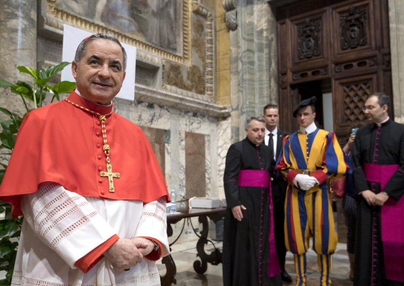 Kardinal Becciu: Na ostavku me prisilio papa Franjo