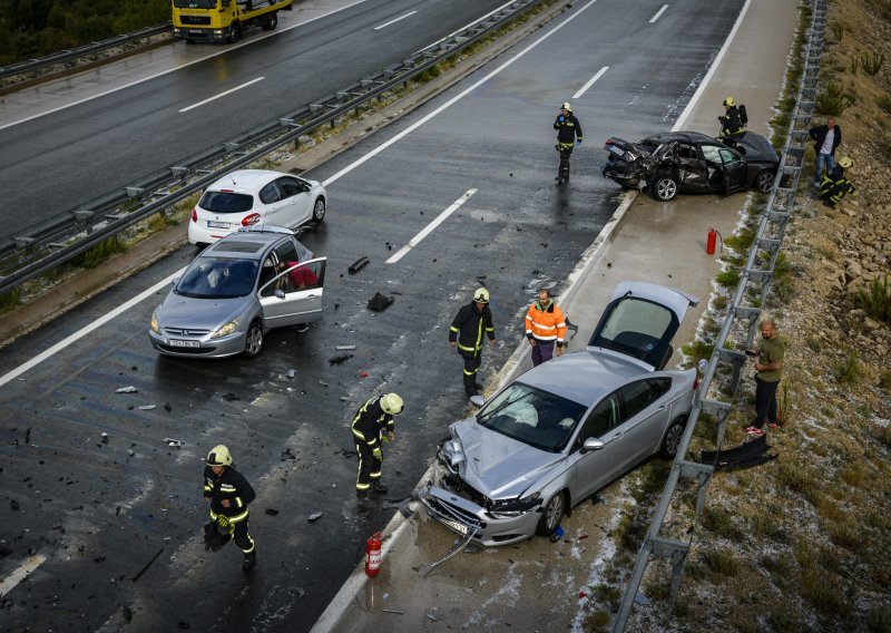 [FOTO] Sudarilo se više vozila na Dalmatini; četiri osobe ozlijeđene