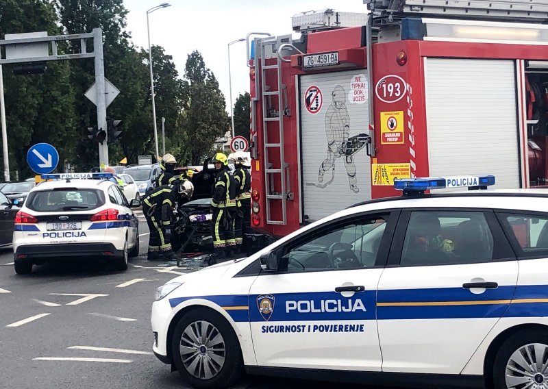 [VIDEO/FOTO]  Sudar u Zagrebu; na terenu policija i vatrogasci