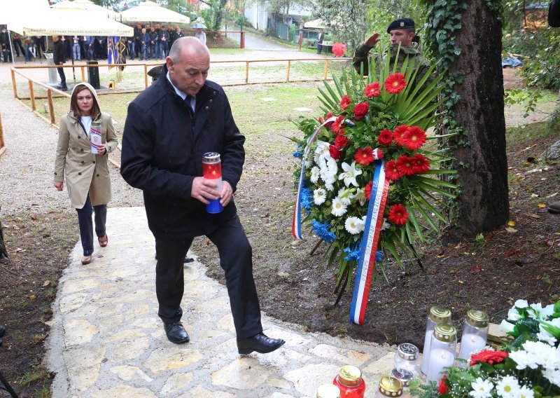 Ministar Medved u Grabovcu položio vijence za djecu i najmlađu žrtvu Domovinskog rata: U velikosrpskoj agresiji prekinuti su im djetinjstvo i mladost