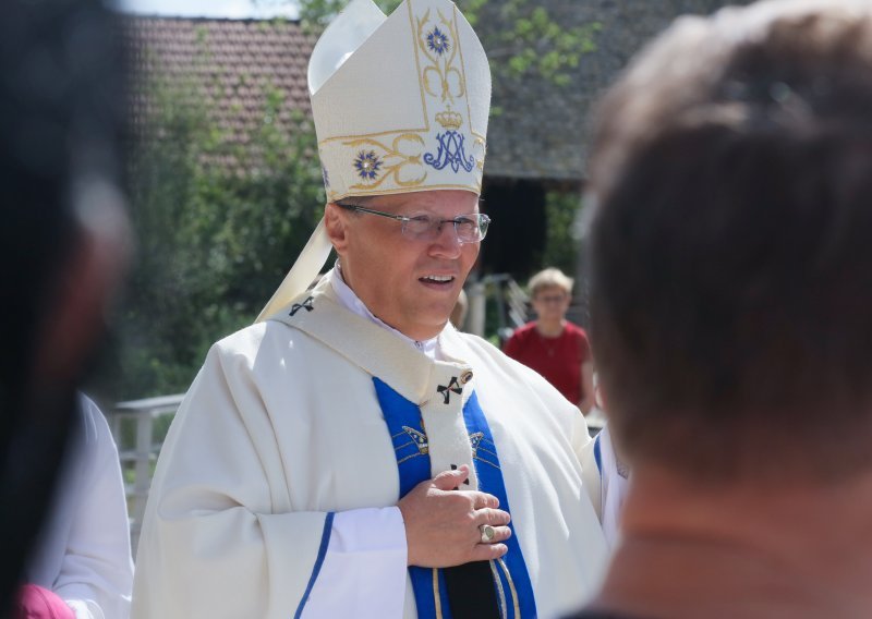 Nadbiskup Hranić pozitivan na koronavirus, zarazio se na krizmi