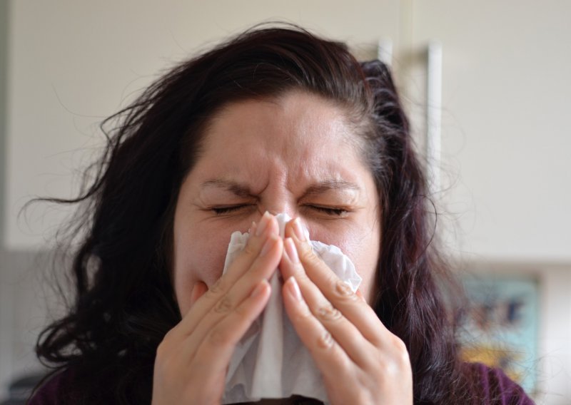 [VIDEO] Puhanje nosa može bezazlenu prehladu pretvoriti u puno neugodniju bolest