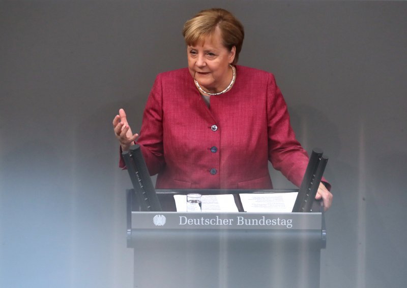 Angela Merkel u Bundestagu održala neobično emotivan govor: Život će se vratiti, opet ćemo slaviti, kina, kazališta i stadioni će biti puni. Kakva će to biti sreća!