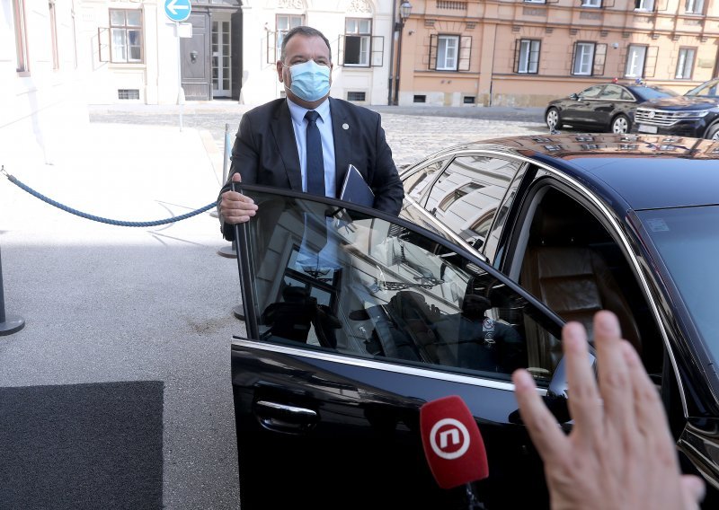 Beroš kaže da nitko ne zabranjuje alkohol, cigarete i ples, no poručuje da postoji mogućnost strožih mjera i kod nas, kao što su uvedene diljem Europe