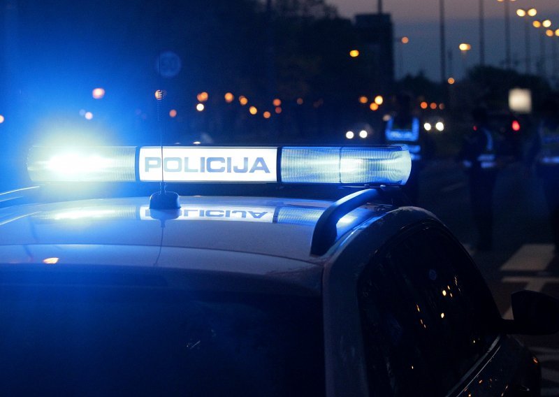 Žena u Mercedesu na Istarskom ipsilonu vozila u krivom smjeru, no tek je onda počela prava akcija: Pokušala je pregaziti policajca, a nastavila divljati i nakon što joj je pucao u gume