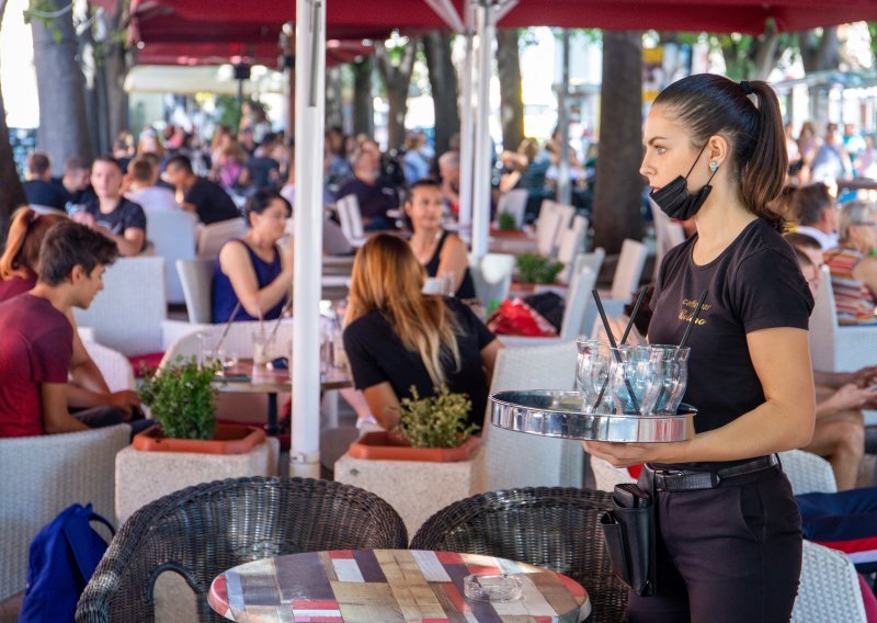 [ANKETA] Na stolu je nova mjera u borbi protiv korone. Što mislite o zabrani pušenja i točenja alkohola u kafićima?