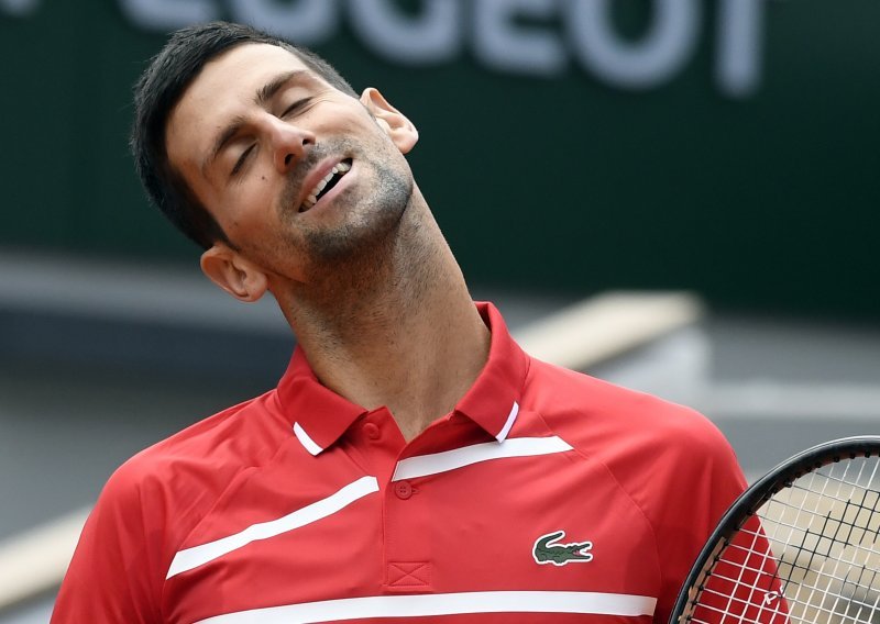 Srpski tenisač Novak Đoković uništio na Roland Garrosu još jednog suparnika te se izjednačio s Rogerom Federerom