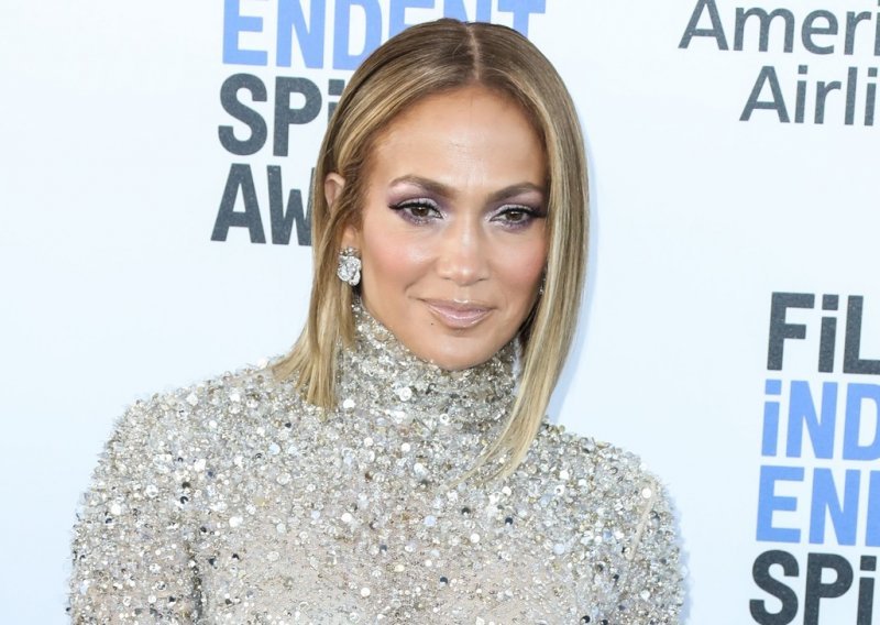 Jennifer Lopez dizajnirala je svoju prvu torbicu u suradnji s popularnim američkim brendom