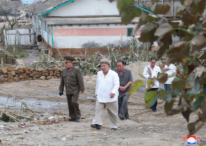 Kim posjetio grad pogođen poplavom, sestra u pratnji