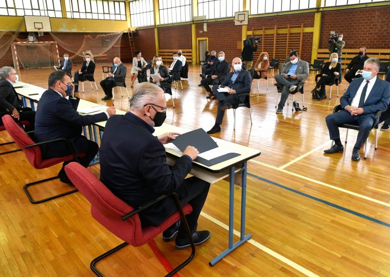 U tijeku sastanak Stožera s ugostiteljima. 'Ne smije se dogoditi da organizatori koncerata u Zagrebu dobiju kazne od 30.000 kuna, a na Vinkovačkim jesenima, gdje se nije pridržavalo mjera, nitko ne bude kažnjen!'