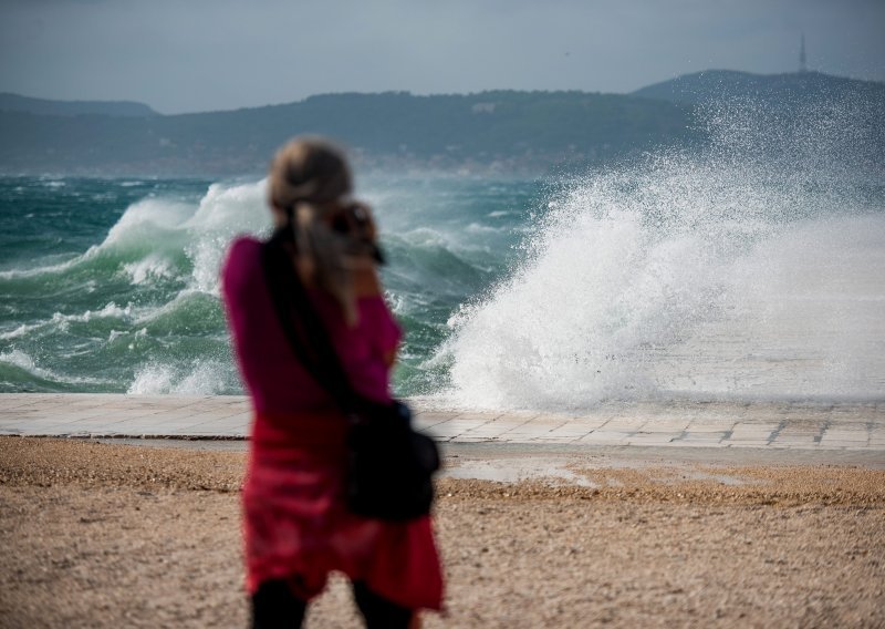 [FOTO/VIDEO] Olujno jugo diže višemetarske valove na Jadranu, moguće stvaranje pijavica i bujičnih poplava; pogledajte nadrealne prizore iz Zadra; doznajte što nas čeka sutra