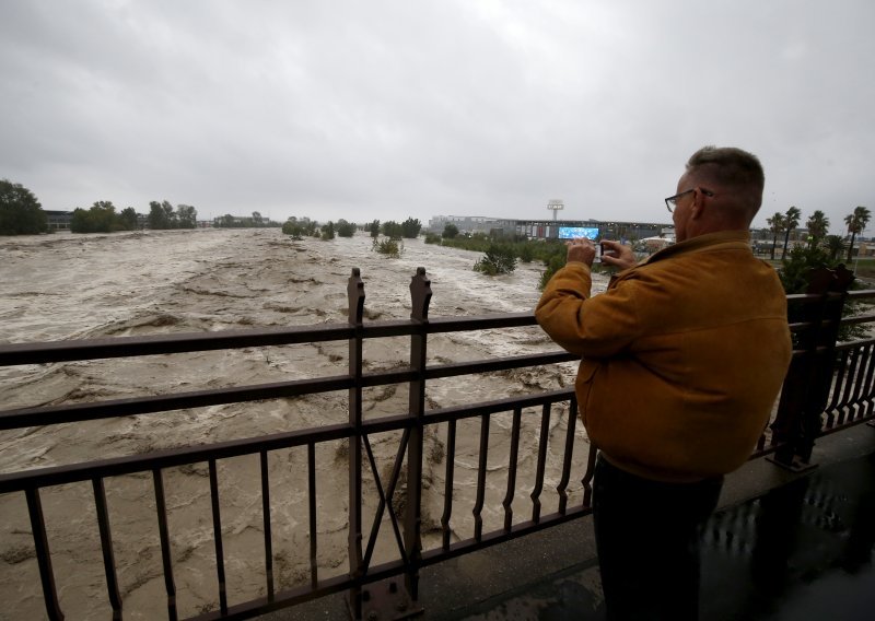 [VIDEO] Olujno nevrijeme udarilo na sjevernu Italiju i južnu Francusku, ima smrtno stradalih i nestalih; gradonačelnik Nice: 'Ovakvu katastrofu nisam nikada doživio'