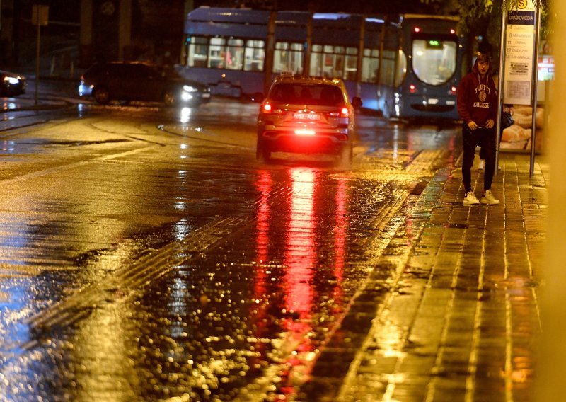 [FOTO/VIDEO] Grmljavinsko nevrijeme s tučom pogodilo Zagreb; U Rijeci kiša i magla paralizirale promet