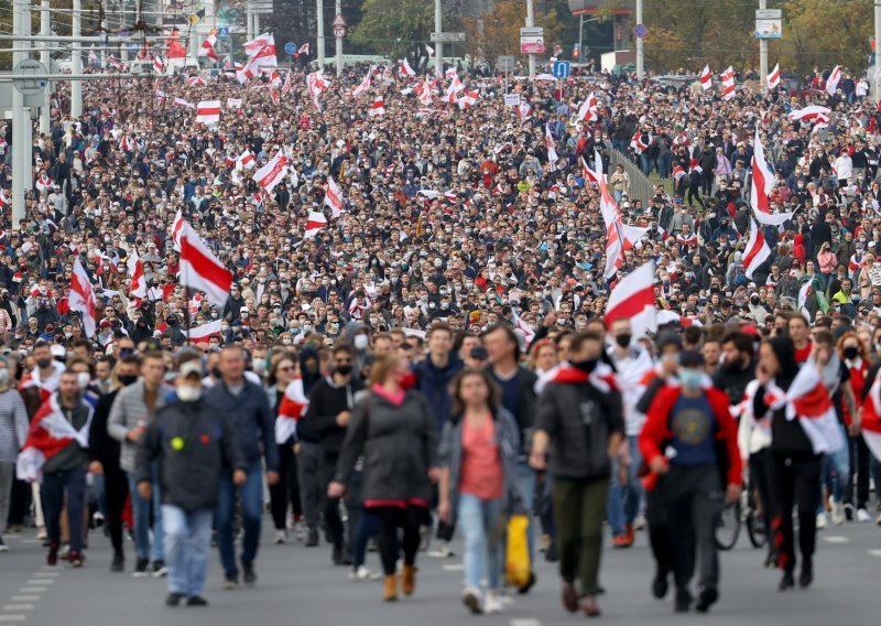 Velik prosvjed u Minsku rastjeran vodenim topovima, deseci pritvoreni