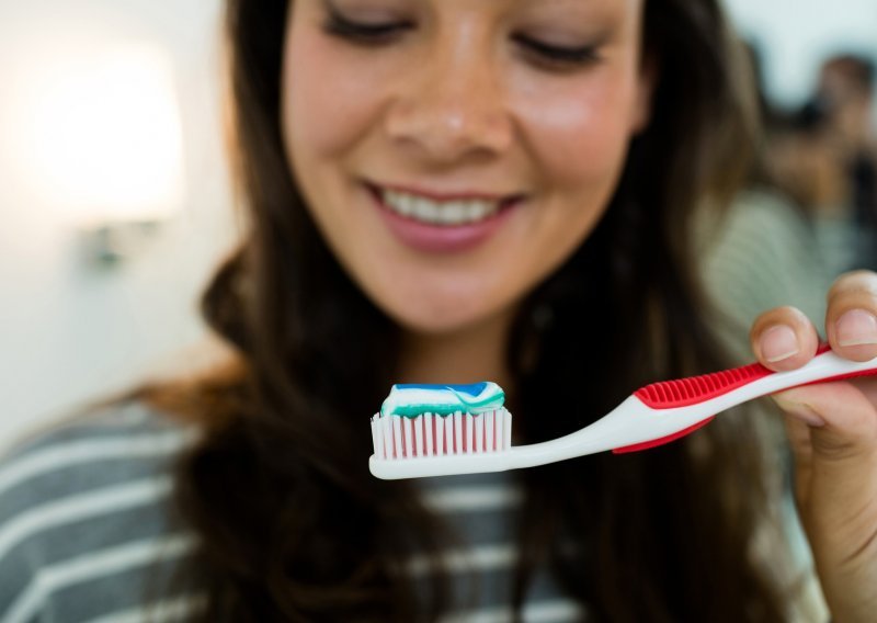 Događa se svima: Kako ukloniti mrlje od paste za zube s odjeće