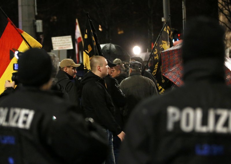 Tisuće protivnika migranata prosvjedovali u Leipzigu