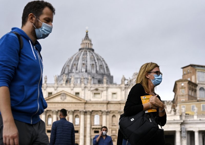 Maske od četvrtka u Italiji obavezne i u vanjskim prostorima